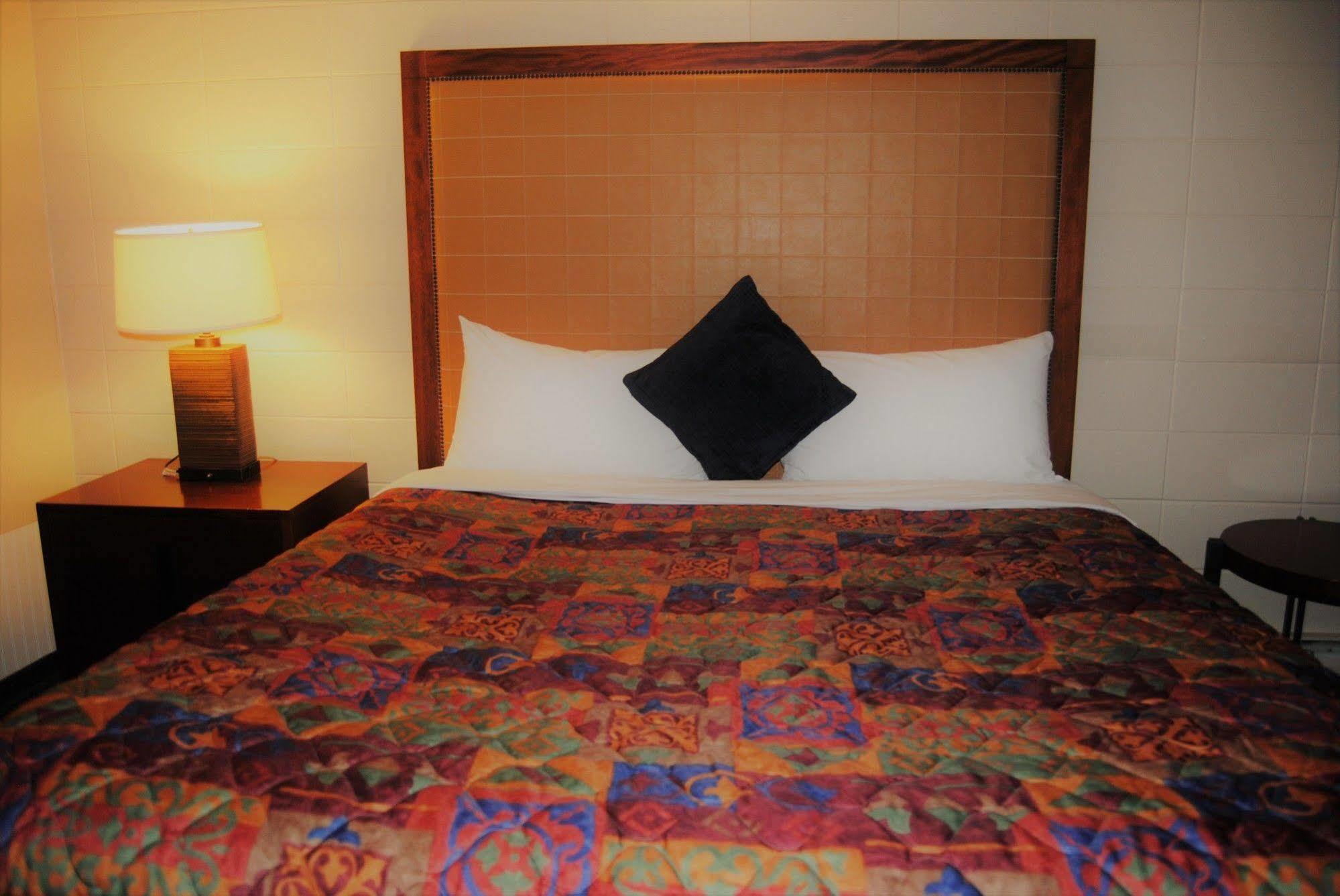 Derrick Motel Эдмонтон Экстерьер фото