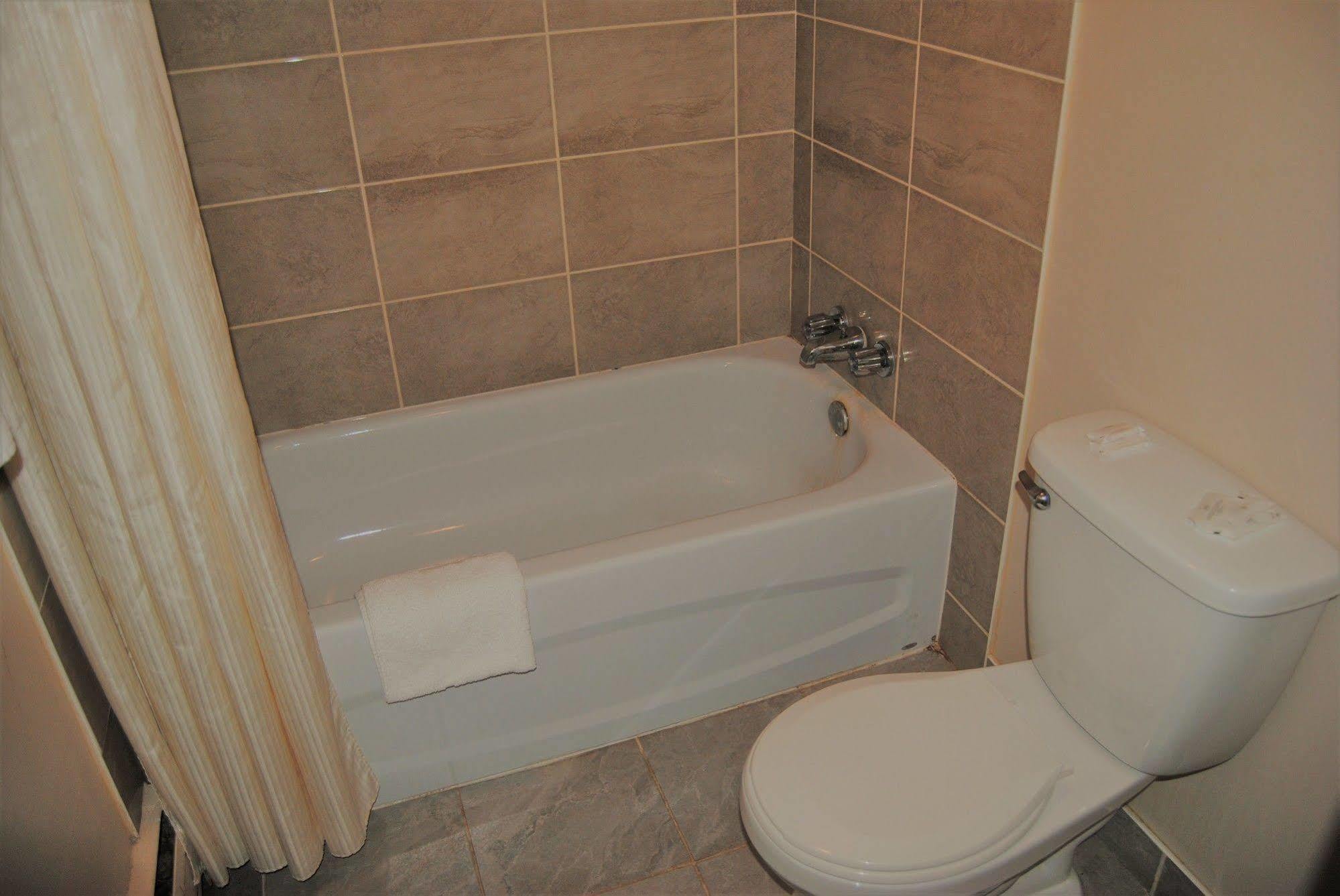 Derrick Motel Эдмонтон Экстерьер фото